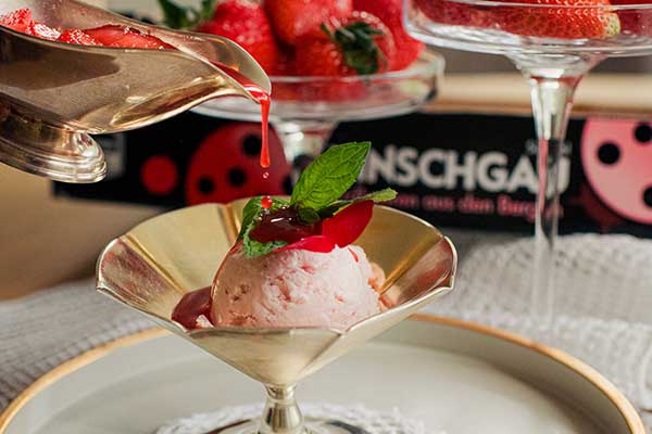 Eis und Sauce von Bergerdbeeren aus dem Martelltal