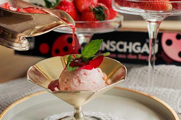 Eis und Sauce von Bergerdbeeren aus dem Martelltal